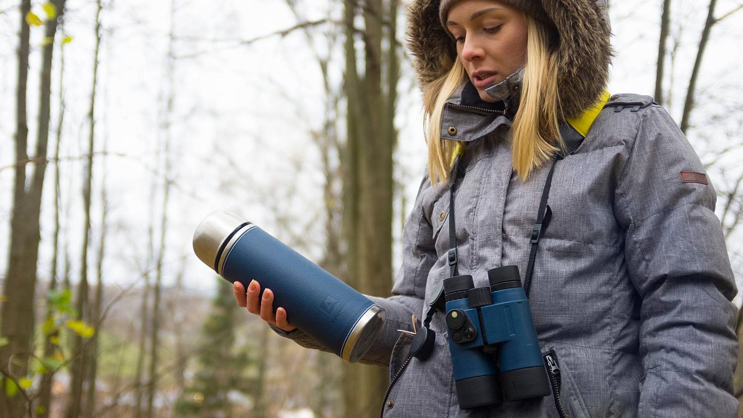 На фотоохоту удобнее всего брать термос с мягкой оплеткой (так он не выскользнет из рук) или с ремешком через плечо, чтобы подкрепиться в любой удобный момент.