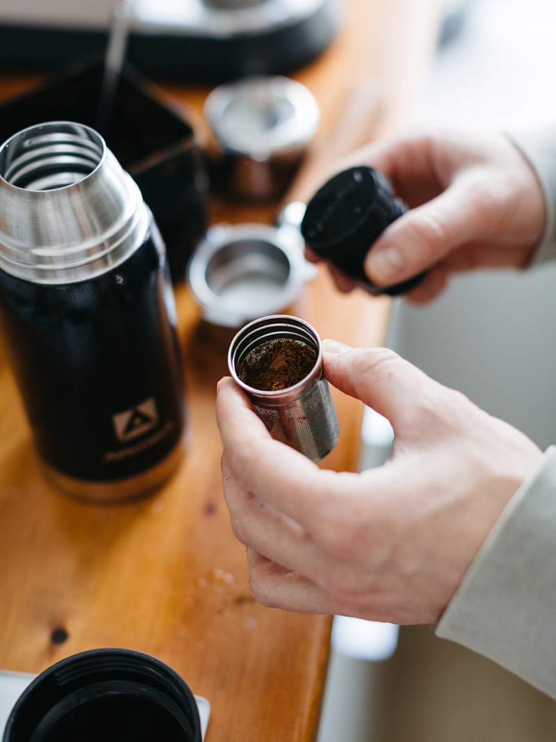 Термос 0.5л серии 106 чёрный с ситечком и молотковой эмалью - 4