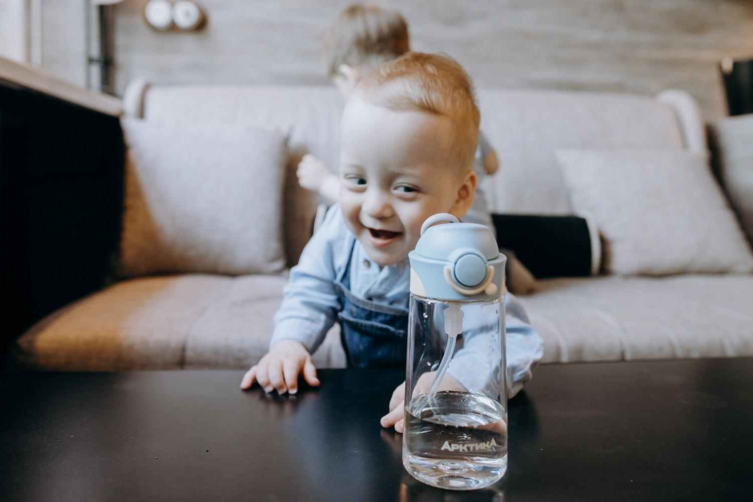 Детская бутылочка с трубочкой из тритана абсолютно безопасна для малышей, выдерживает активное использование и не протекает.