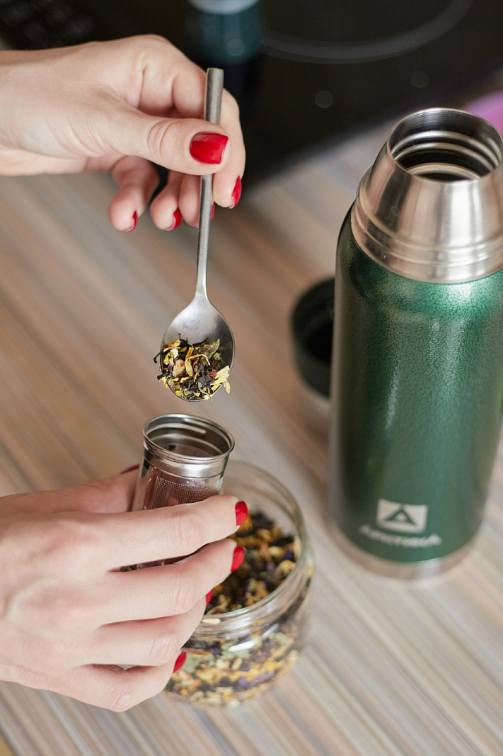 Термос серии 106 на 0.75л зелёный с ситечком и молотковой эмалью - 4