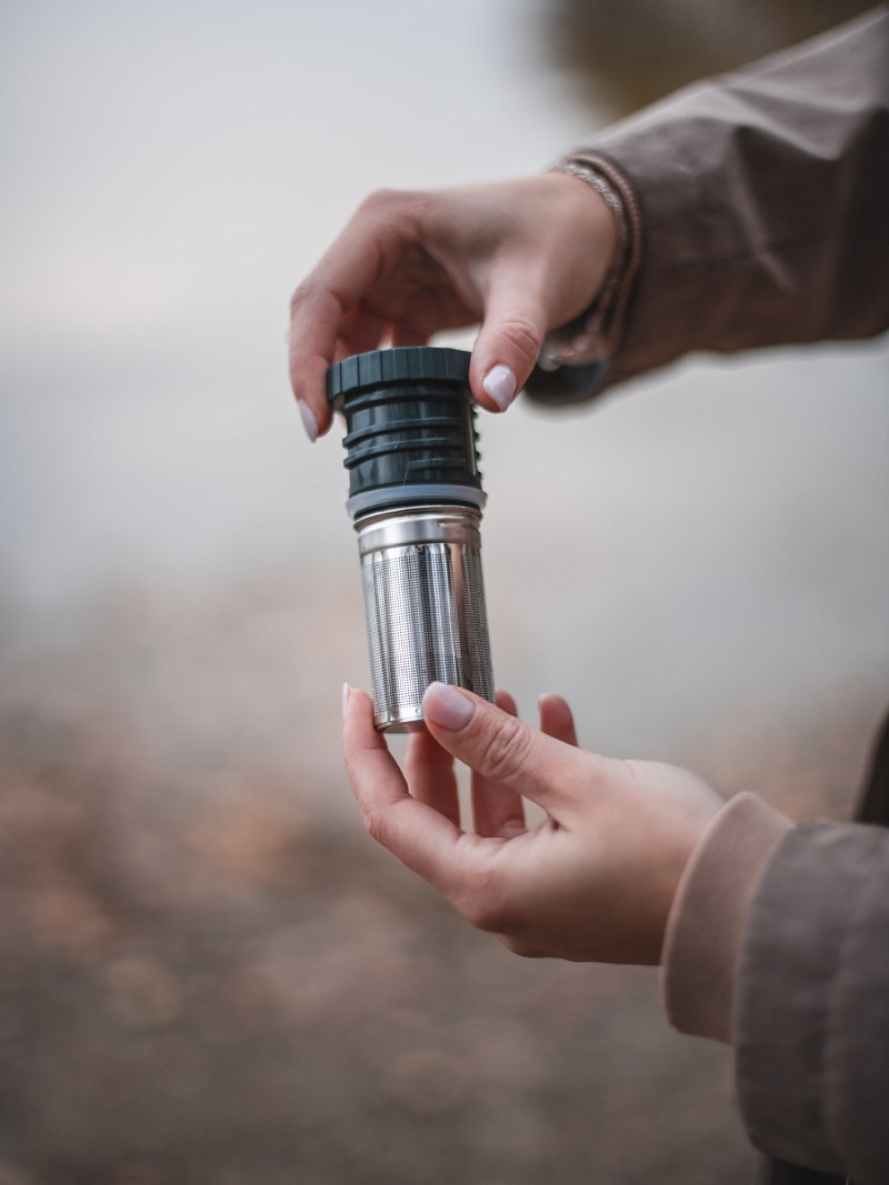 Термос серии 106 на 0.9л зелёный с ситечком и молотковой эмалью - 6