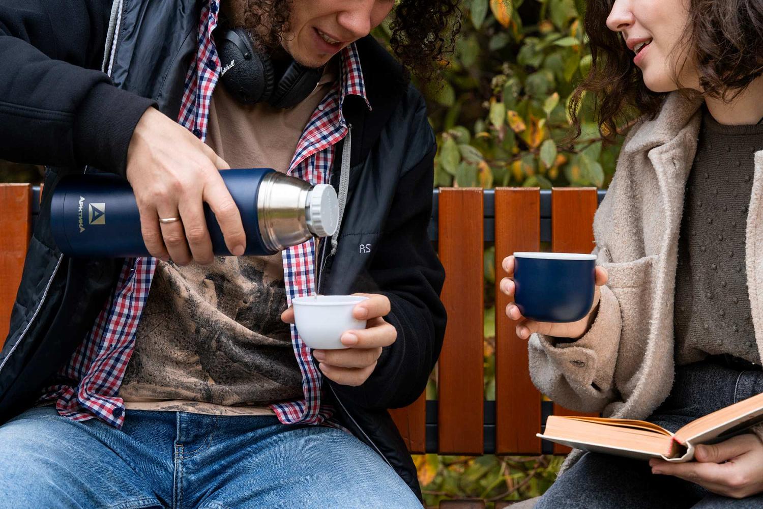 Компактный, приятный на ощупь, с двумя чашками в комплекте — термос «Арктика» серии 105.