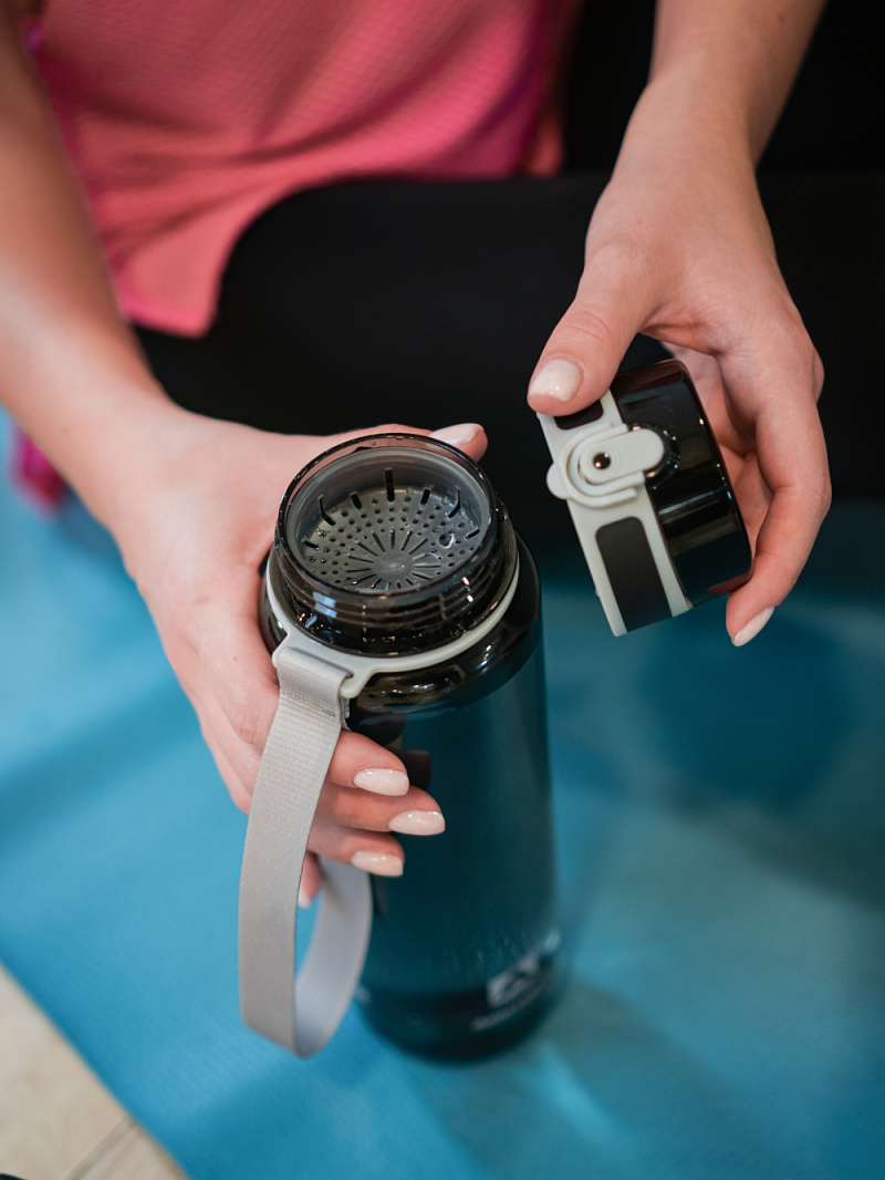 Тритановая бутылка 0.5л серии 720 глянцевая чёрная с ситечком - 6