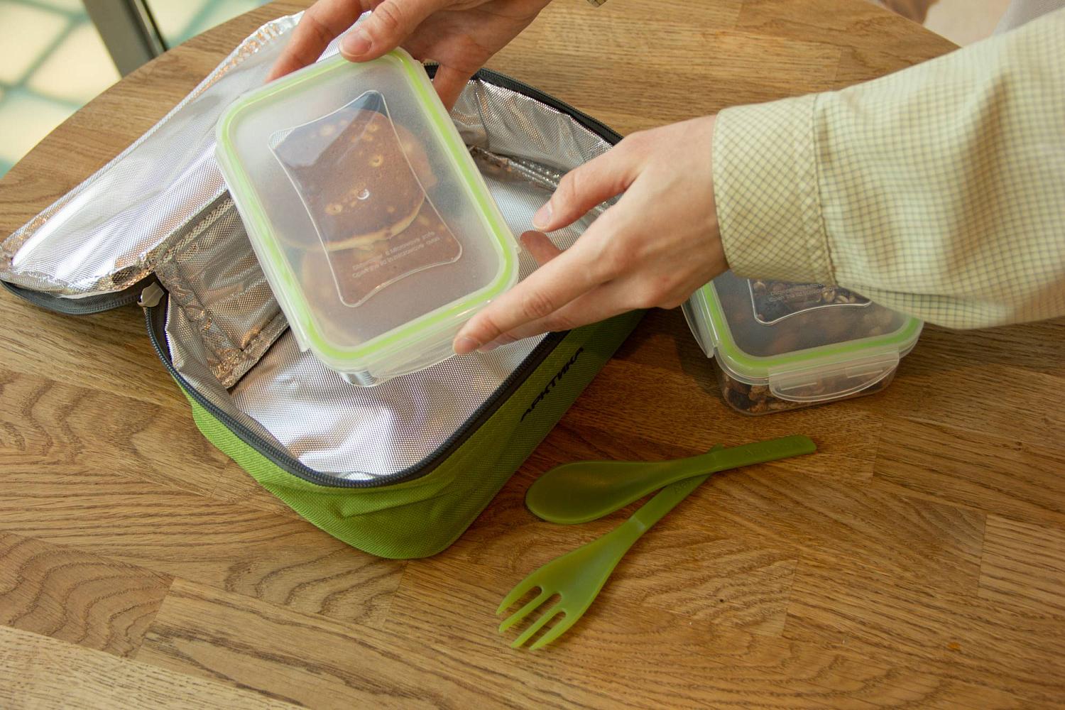 В комплекте мини-термосумки «Арктика» серии 020 есть от 1 до 3 ланч-боксов и компактные приборы.