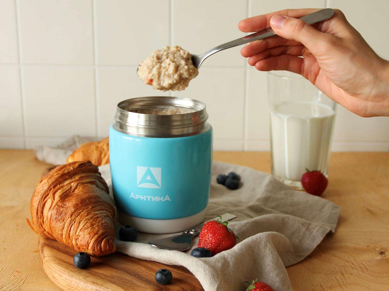 Ленивая овсянка, заваренная в термосе с вечера, сэкономит время с утра и порадует горячим сытным завтраком.