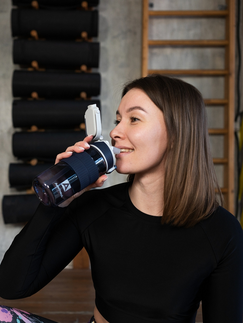 Тритановая бутылка 0.55л серии 722 синяя с манжетом и питьевой трубочкой - 2