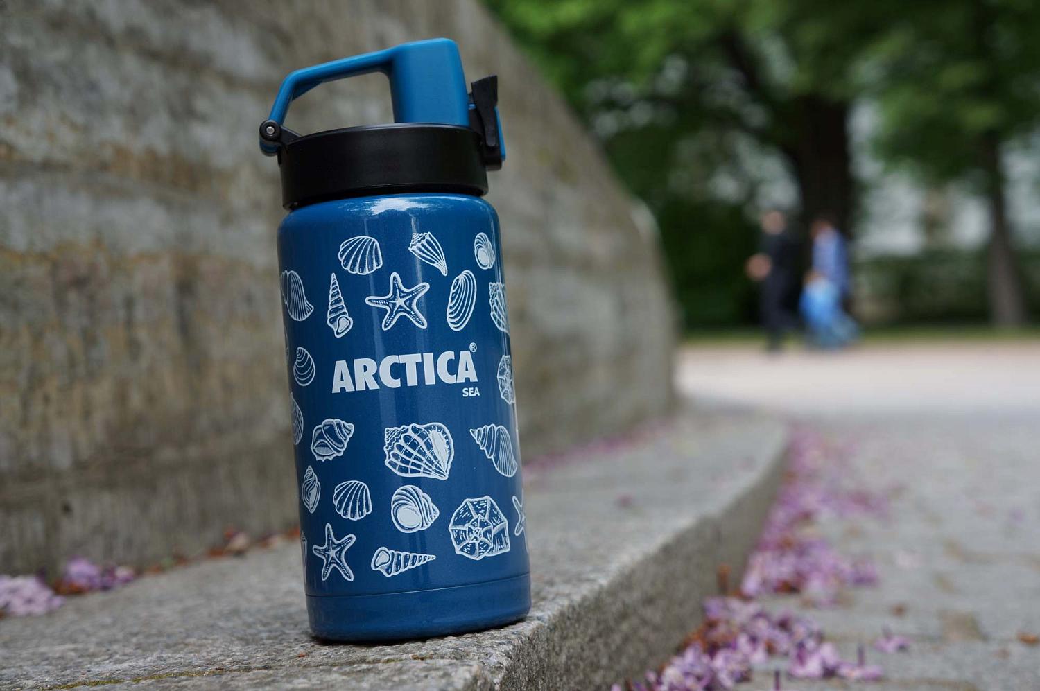 За 15 лет логотип «Арктики» менялся четырежды: надпись была кириллицей и латиницей, со слоганом c игрой слов «Be hot, be cool» («Будь горячим \ холодным» и «Зажигай и будь крутым»), с медведем, а потом появилась лаконичная буква «А».