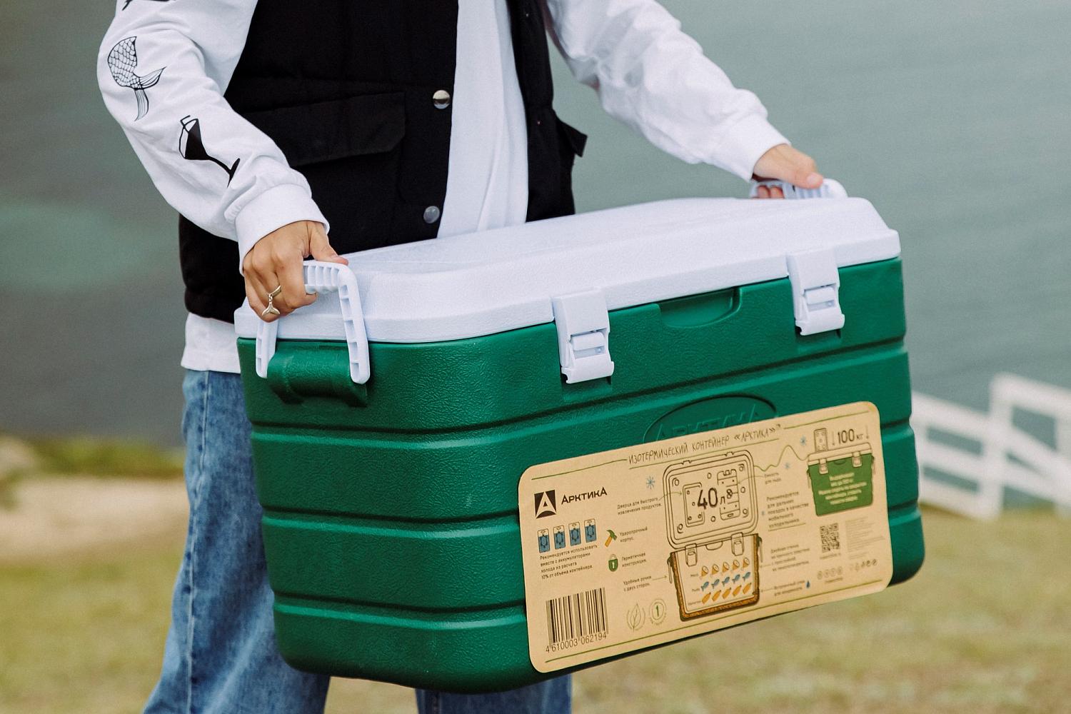 Термоконтейнер «Арктика» поможет организовать пространство в багажнике, поддержит нужную температуру и может служить импровизированным столом или стулом на природе.