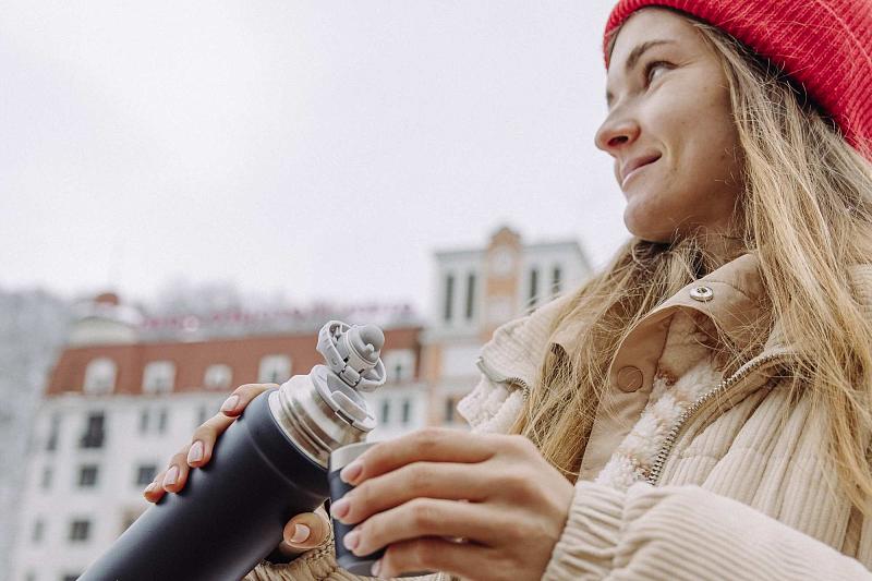 Фразы для гравировки женщине: жене, матери, подруге, коллеге