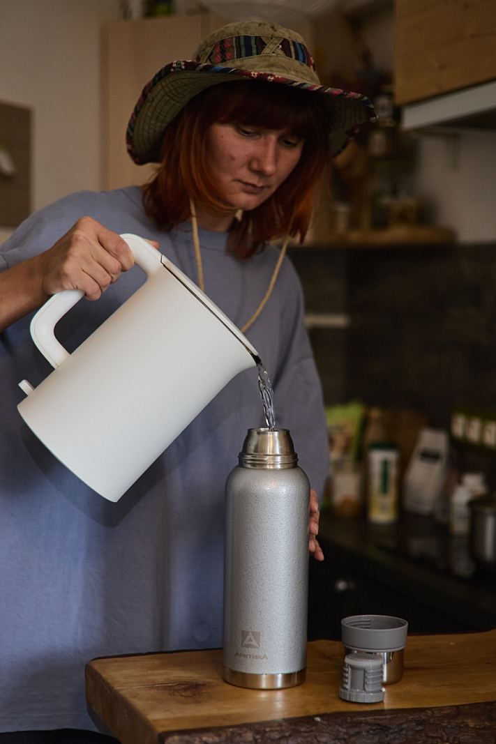 Термос 1.2л серии 106 серебряный с узким горлом и молотковой эмалью - 4