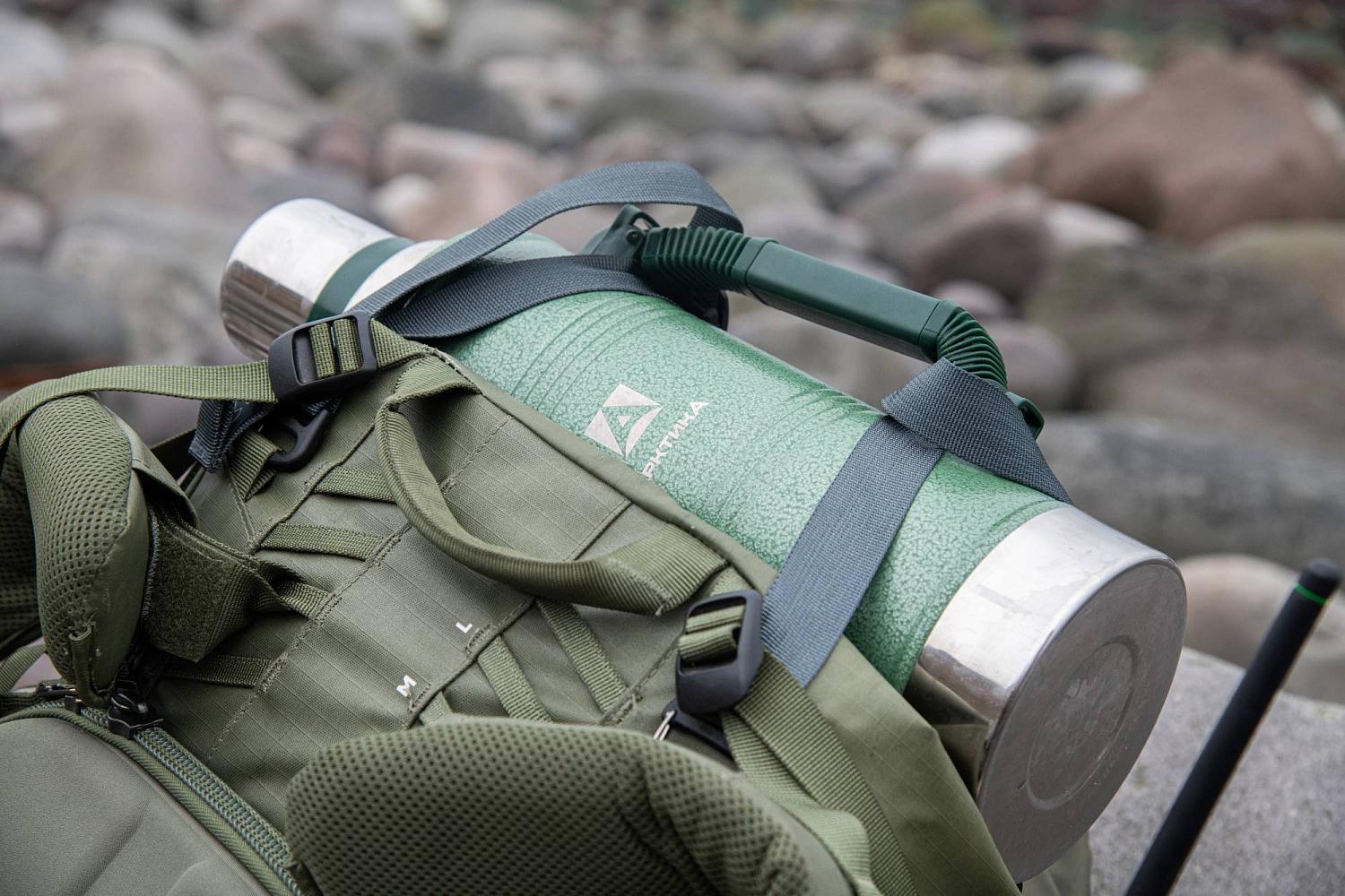 Термос «Арктика» серии 106Р не случайно назвали «Уазик» – работает без сбоев, а его простая и надежная конструкция неприхотлива в условиях дикой природы.